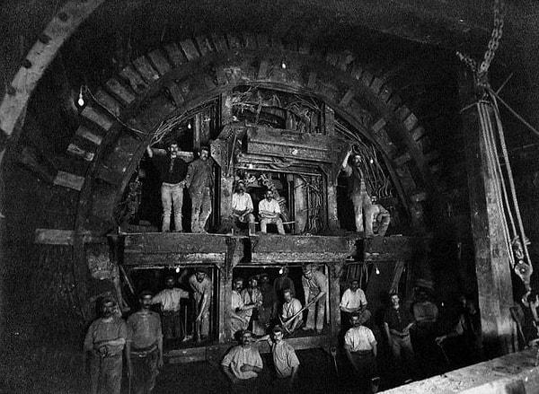10. Londra metrosunun merkez hattının döşenmesi sırasında fotoğraf için poz veren işçiler - 1898: