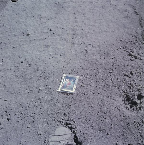 13. Astronot Charlie Duke, Ay yüzeyindeyken ailesinin çerçeveli bir resmini küçük plastik torba içine koyarak orada bıraktı - 1972:
