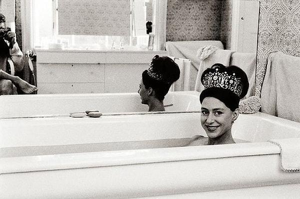 14. Prenses Margaret, kocası Antony Armstrong-Jones'a tacıyla birlikte küvette poz verirken - 1962: