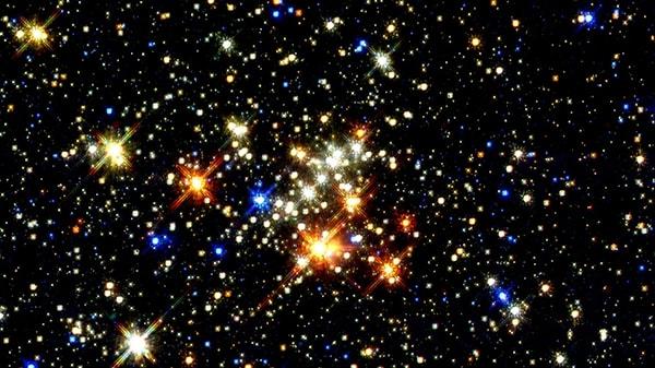 Bazı kara delikler ise çok büyük yıldızların merkezinde olan yıldız patladığında kendi içine çöker ve "yıldız" kara delikler oluşmuş olur.