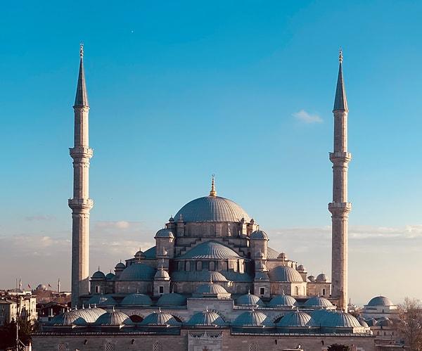 Yaptığı 8 paylaşımın birkaç tanesinde ise tarihi Fatih Camii yer alıyor.
