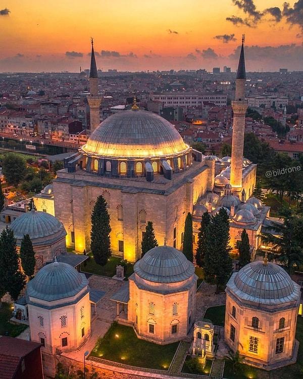 5. İstanbul'un beşinci tepesinde Haliç'e hakim tepe üzerinde yükselen Yavuz Sultan Selim Camii