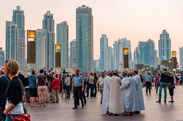 Birleşik Arap Emirlikleri'nin dünyaca ünlü şehri Dubai onlarca gökdelene, binlerce milyonere ev sahipliği yaparak hem dünyanın en zengin şehirleri, akabinde en pahalı şehirleri arasında yer alıyor.