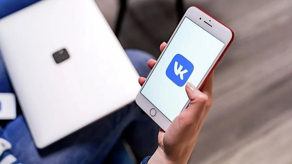 VKontakte adlı şirketin sahibi olduğu VK, Rusya’nın en büyük ve ülkede kullanımda olan en popüler beşinci sosyal medya uygulaması olarak biliniyor.