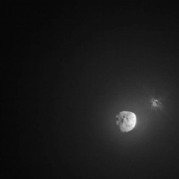 Pazartesi günü türünün ilk örneği olan DART görevi ile, mürettebatsız bir uzay aracı çok hızlı bir şekilde sadece 160 metre çapında küçük bir asteroit olan Dimorphos'a çarptırıldı.