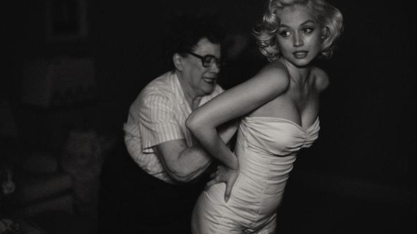 Herkes Marilyn'in yerinde olmak isterken onun hayalleri bambaşkadır; ev kadını olma hayali kurar.