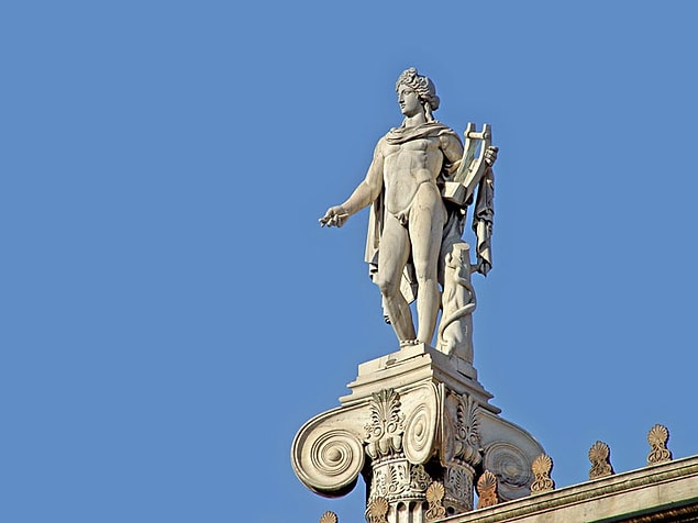 Güneşi temsil eden Apollon'un simgesi yay ve lirdir.