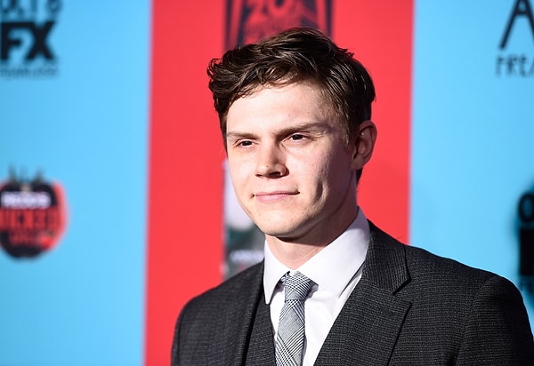 Evan Peters American Horror Story'de canlandırdığı birbirinden zor karakterler için verdiği bir röportajında canlandırdığı rollerden dolayı psikolojik bir yardım aldığını da belirtmişti.