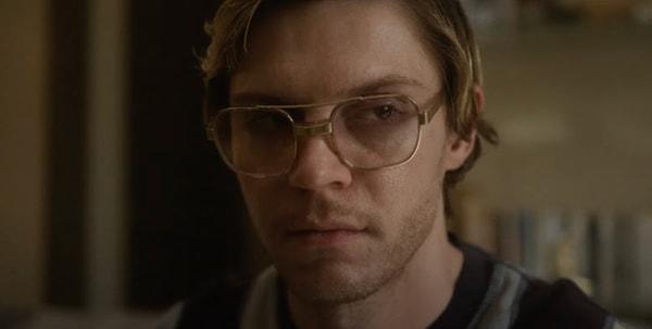 Oynadığı her rolün hakkını veren Evan Peters canlandırdığı soğukkanlı seri katil Jeffrey Dahmer'ı da oynadığı diğer roller gibi başarıyla canlandırdı.