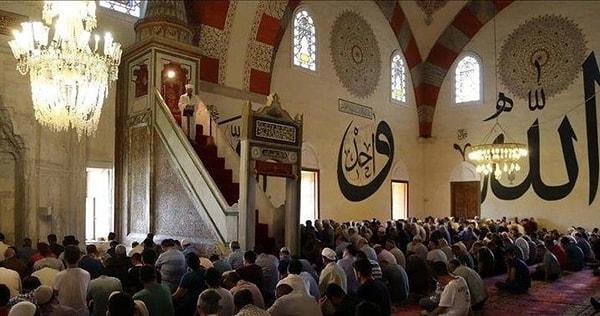 İslam dünyası için haftanın en önemli günü olan Cuma gününde binlerce Müslüman, Cuma Namazı saatinde camilerde Allah rızası için namazlarını kılacak.