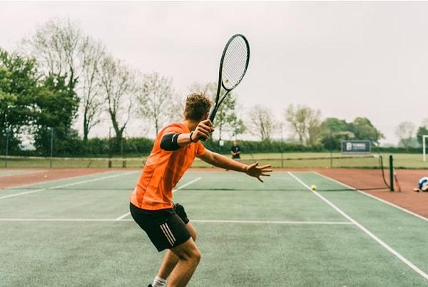 13. Tenis oyunu sırasında şapkanız düşerse, rakibiniz bunun bir dikkat dağıtıcı hareket olduğunu söyleyebilir ve itiraz edebilir.