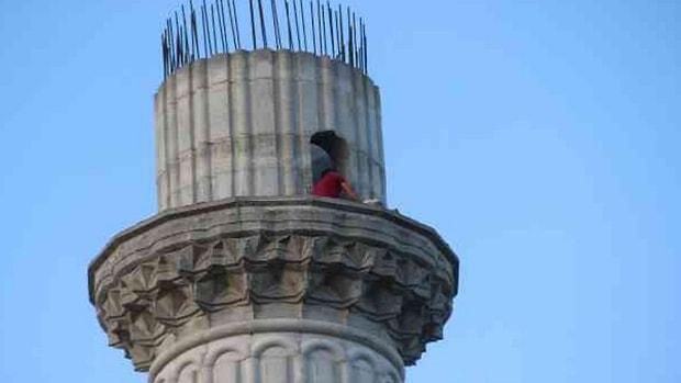 Bunalıma Girdi Minareye Çıktı: Polisler Tarafından İkna Edildi