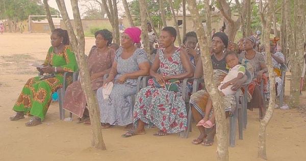 Güney Gana'da bulunan Mafi Dove köyünün sınırları içerisinde bir kadının doğum yapması kesinlikle yasak.