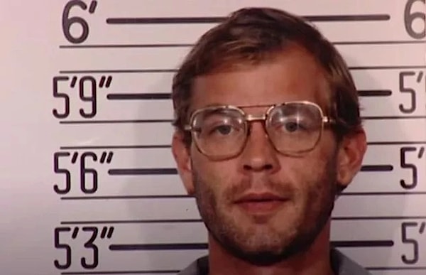 1978 ve 1991 yılları arasında 17 insanı öldürüp cesetler üzerinde kan dondurucu uygulamalar gerçekleştiren seri katil Jeffrey Dahmer'i hepiniz duymuşsunuzdur.