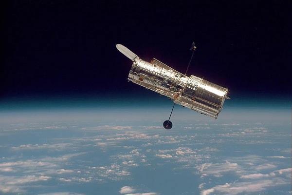 Hubble, 1990'dan beri gökyüzünü tarıyor ve Dünya'nın yaklaşık 540 kilometre üzerinde bulunan bir yörüngede dönüyor.