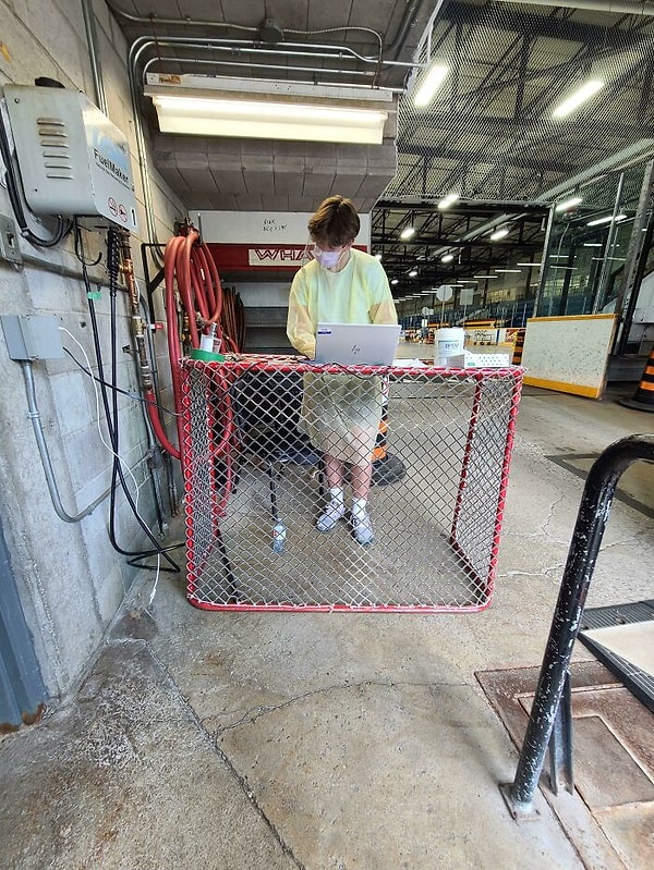 18. Прошел тест на Covid в Канаде сегодня. Центр тестирования был хоккейной площадкой, стойка регистрации - хоккейной сеткой