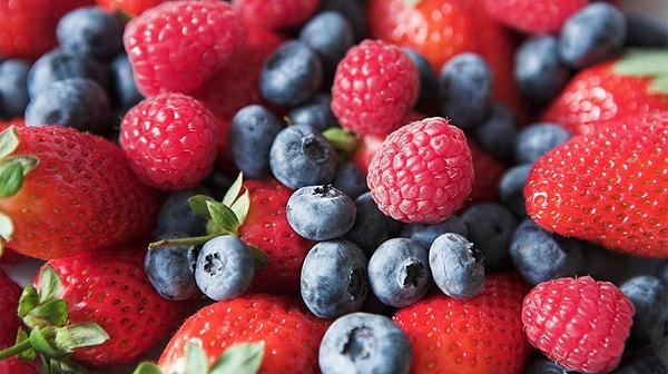 Kırmızı meyveler: Süper meyveler olarak da adlandırılan bu kırmızı renkli meyvelerin hepsi doyurucu ve lezzetli olmalarının yanında aynı zamanda kolesterolü ve kan basıncınızı düşürür.
