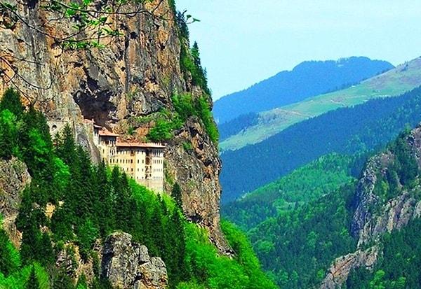 Yeşilinde huzuru bulduğumuz Trabzon, ülkemizin doğal güzellikleriyle donatılmış şehirlerinden bir tanesi.