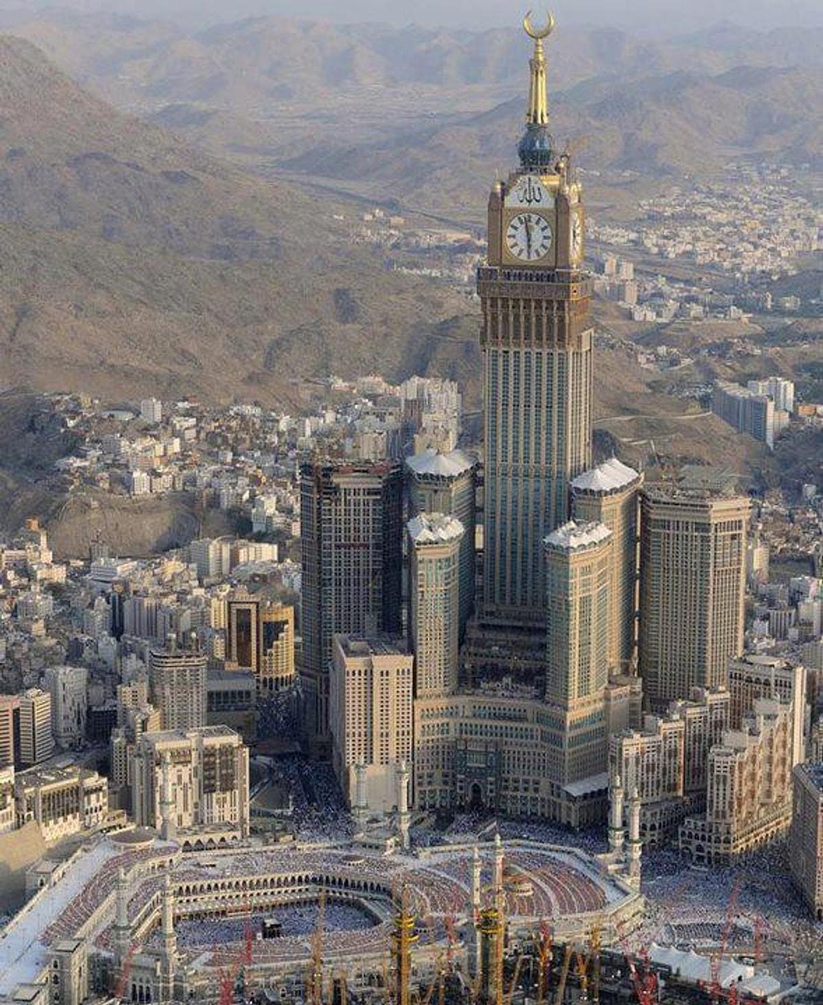 Башня в мекке. Башня Абрадж Аль-Бейт. Часовая башня Абрадж Аль-Бейт. Абрадж Аль-Бейт Мекка Саудовская Аравия. Абрадж Аль-Бейт (часовая Королевская башня).