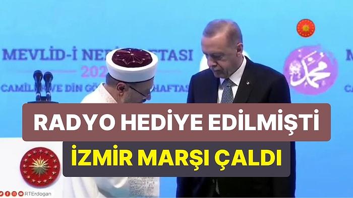 Ali Erbaş'ın Cumhurbaşkanı Erdoğan'a Radyo Hediye Ettiği Anlara 'İzmir Marşı' ve 'Geççek' Editi