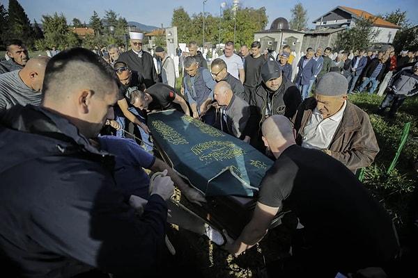 79 yaşındaki babasını savaşta kaybeden Sifet Osmancevic ''Bulunan kemiklerini 2014'te toprağa verdik. Sonra diğer kemikleri bulundu. Şimdi üçüncü cenazesi kılındı. Çok üzücü.'' dedi.