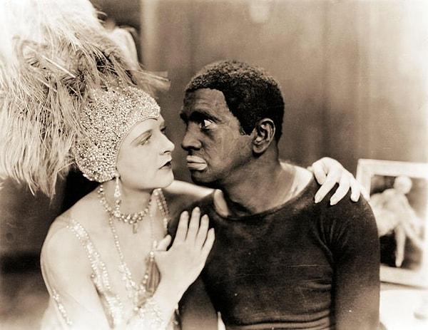 5. Al Jolson'ın May McAvoy ile "The Jazz Singer" filminden karesi: (1927)