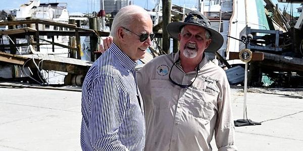 Ian Kasırgası nedeniyle büyük hasar gören Florida'yı ziyaret eden Biden, Belediye Başkanı ray Murphy ile sohbet etti.