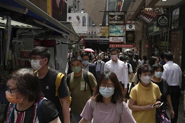 Hong Kong, Çin'in sıfır Covid politikaları nedeniyle dünyanın en zorlu kurallarına sahipti. Geçen ay Hong Kong hükümeti, şehre gelen kişilerin artık otel karantinasına girmelerini veya Hong Kong'a uçmadan önce negatif Covid testi göstermelerine gerek olmadığını söyledi.