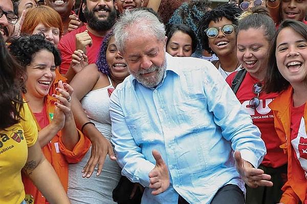 Ancak bu süreçte kendi politik görüşlerinden fedakarlık etmedi, en sonunda dönemin hükümeti tarafından desteklenen aday Jose Serra’ya karşı yüzde 61 buçuk oy kazarak Brezilya Devlet Başkanı oldu!