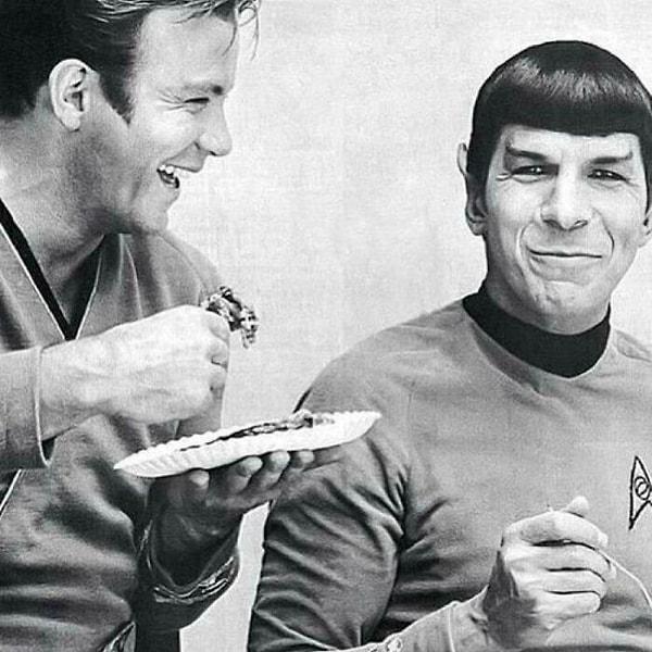 3. 'Star Trek'ten Kaptan Kirk ve Spock birlikte yemek yiyor ve mutlu bir anı paylaşıyor.