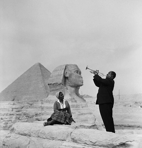 6. Louis Armstrong, karısı Lucille için Mısır'daki Büyük Sfenks'in ve Giza Piramitlerinin önünde trompet çalıyor.