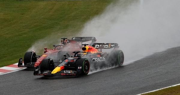 Formula 1 Japonya Suzuka GP'sinin startı büyük heyecana sahne oldu. İlk sırada yer alan Max Verstappen ile ikinci sıradaki Charlec Leclerc ilk virajlarda tekerlek tekerleğe mücadele etti. Bu mücadeleden Max galip çıktı.