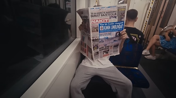 Hızla uzaklaştık, kaçtık! Metroya binip eve dönmek istiyoruz fakat o da ne? Karşımızda oturan kişinin elinde tuttuğu gazetede yer alan manşetleri görüyor musunuz?