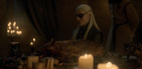 20. Yemek esnasında masaya getirilen domuz tam da Aemond'un önüne konuluyor. Luke, küçükken Aemond'a ejderha yerine domuz vererek yaptıkları şakaya bir gönderme yapıyor ancak...