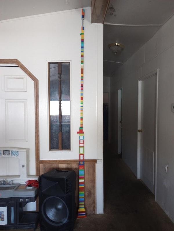 22. "Kardeşle lego kulesi yaptık."