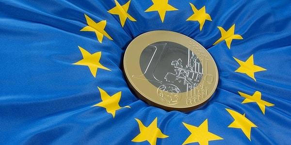 Euro Bölgesi için 2022 yılı büyüme beklentisini yüzde 2,6'dan yüzde 3,1'e çıkaran IMF, 2023 yılın için tahminini ise yüzde 1,2'den yüzde 0,5'e çekti ve Alman ekonomisinin 2023'te yüzde 0,3, İtalya ekonomisinin yüzde 1,2 daralacağını öngördü.