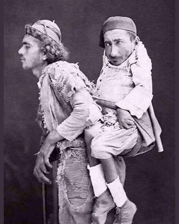 9. Osmanlı'da Muhammed adlı görme engelli bir adam, cücelik hastalığı olan ve felç geçiren Samir adlı arkadaşını taşırken - 1889: