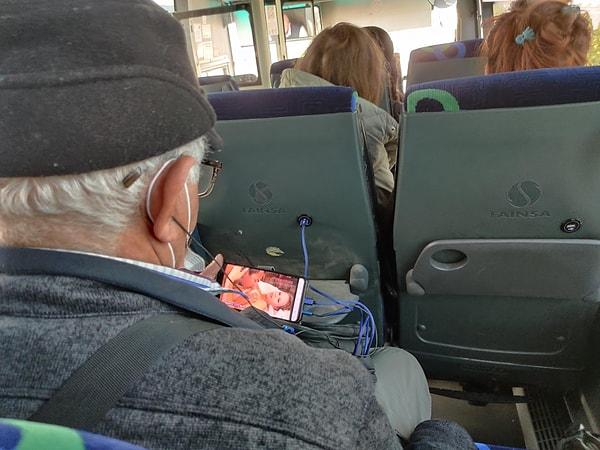 17. "Önümde oturan yaşlı adam herkesin ortasında erotik videolar izliyor!"