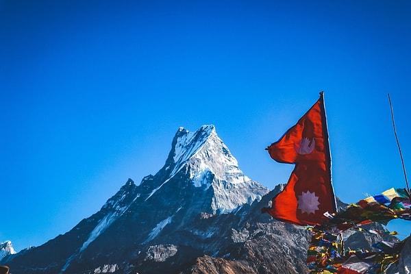17. Nepal dünyanın en matematiksel bayrağına sahip ülkedir. Hatta anayasasında bayrağı çekmenin aşamalarını anlatan bir madde bulunmaktadır.