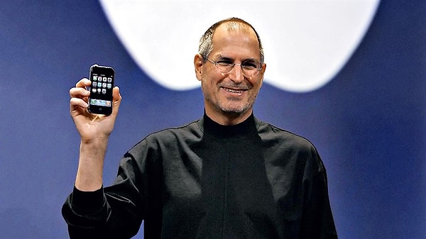 Steve Jobs tarafından 2007 yılında tanıtılan ilk iPhone modeli iPod, telefon ve internet iletişim aracı olarak adlandırılmıştı.