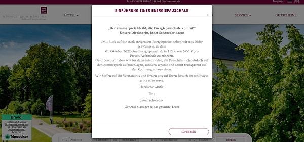 Schlossgut Gross Schwansee'de ise konaklama için sabit bir fiyat uygulanıyor ve site açılışında sizi bir özür mesajı ile bilgilendirme mesajı karşılıyor.