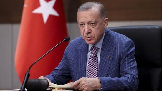 AK Parti'nin Başörtüsü Düzenlemesinde LGBT Detayı