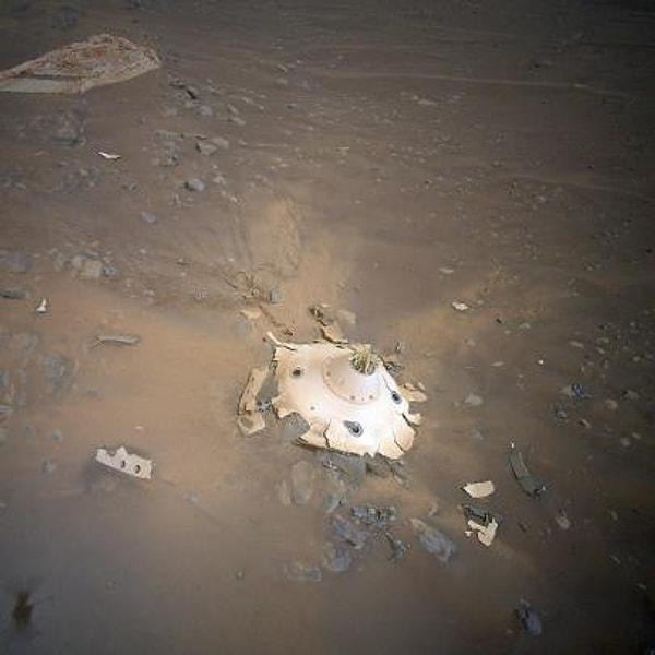 Son zamanlarda insanlar tarafından yaratılan 7 bin kilogramdan fazla uzay enkazı olduğu tahmin edilen Mars'ta da bu gerçekleşiyor.