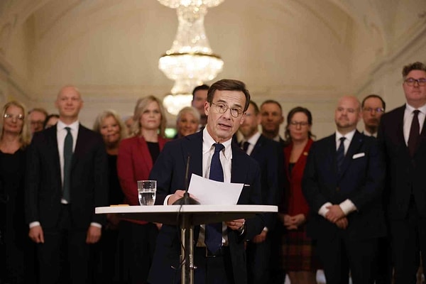 İsveç Başbakanı Ulf Kristersson, İsveç’in NATO üyeliği için Türkiye ile yaptığı anlaşmaya değinerek, “İsveç, Finlandiya ve Türkiye arasındaki anlaşma yerine getirilecek, terör örgütlenmelerin önüne geçilecektir” dedi.