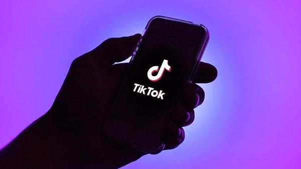 Şu an TikTok kullanıcılarının canlı yayın açması için 16 veya daha üzeri bir yaşta olması gerekiyor. 23 Kasım’dan itibaren ise bu yaş sınırı değişerek 18’e yükselecek. Yani 18 yaş altındaki kullanıcılar TikTok’ta canlı yayın açamayacak.