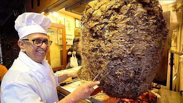 Türkiye'de en çok tüketilen gıdalardan biri döner. 2020'de Tüm Dönerciler Derneği Genel Başkanı'nın yaptığı açıklamaya göre günde ortalama 900 - 1,000 ton döner tüketiyoruz!