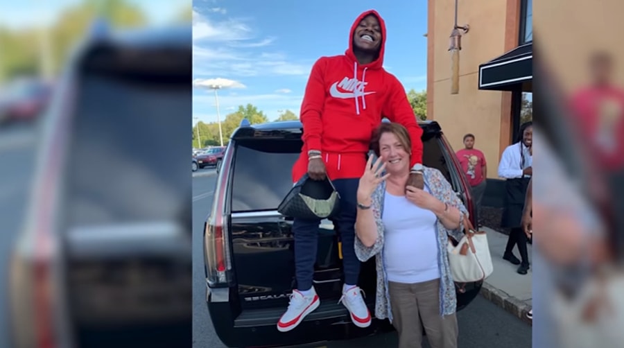 What Does Holding Up 4 Fingers Mean On Tiktok?