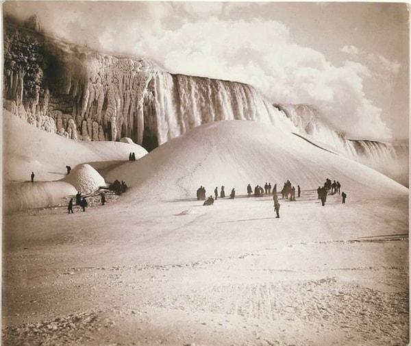 13. 1900'lerin başında soğuktan donmuş Niagara Şelalesi: