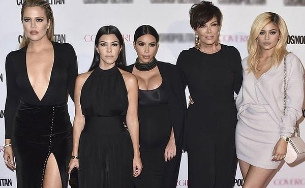 Sansasyonel hayatlarıyla sık sık gündeme gelen ailelerden biri olan Kardashianlar, dünya çapında büyük bir üne sahip.