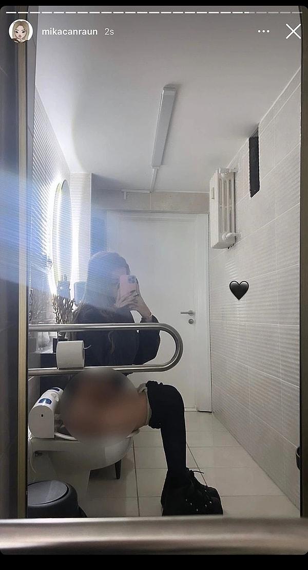 Özellikle geçtiğimiz günlerde tuvaletini yaparken bir fotoğraf paylaşan Mika Can Raun, sosyal medyanın gündemine oturmuştu.